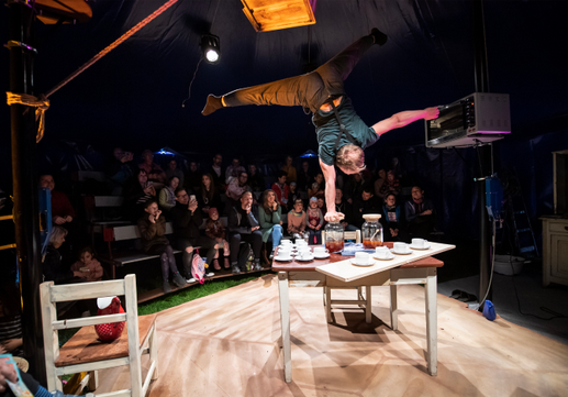 Circustage Kufstein - Teacrobat von Cirko Hopley CZ